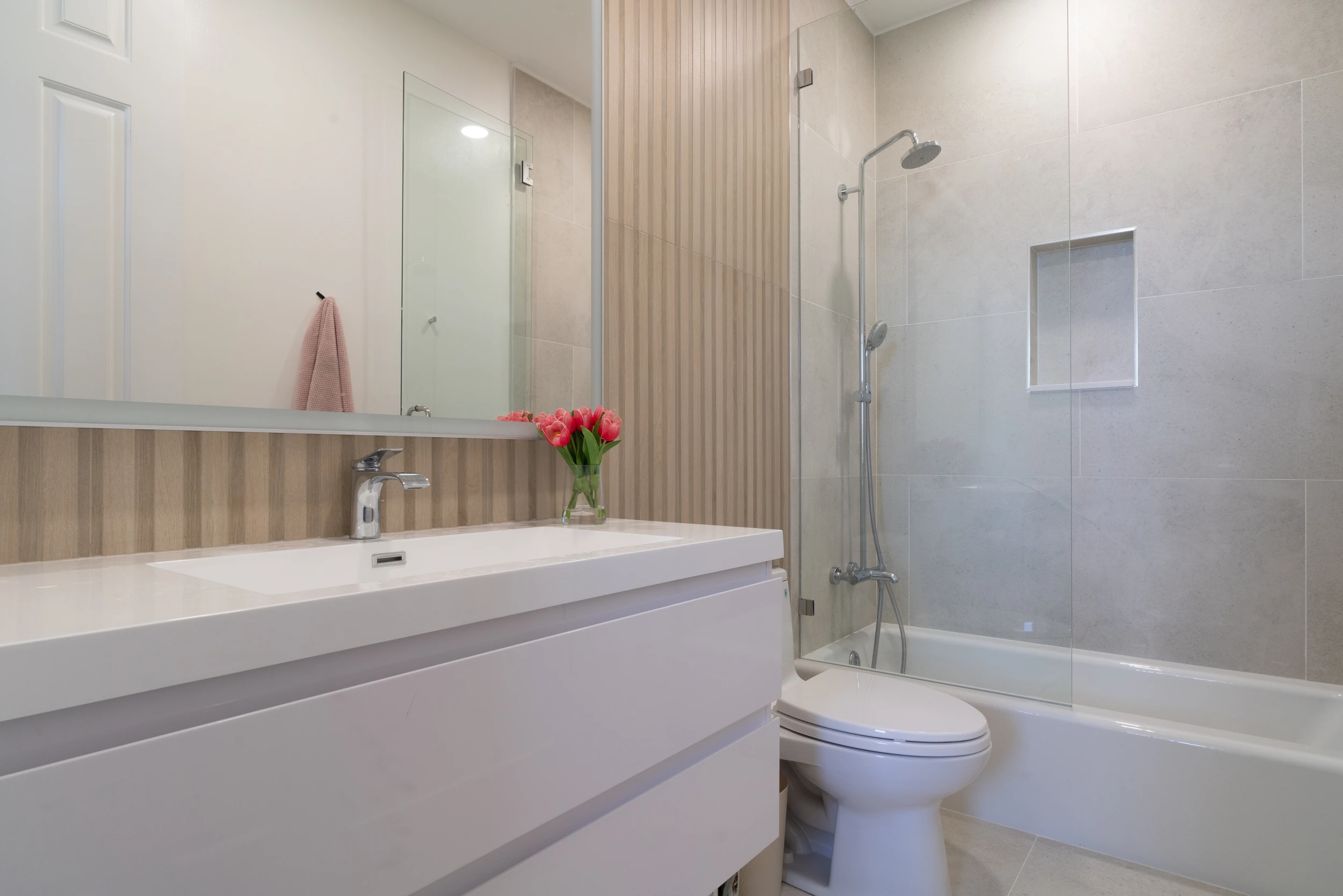 Secondary bathroom overview