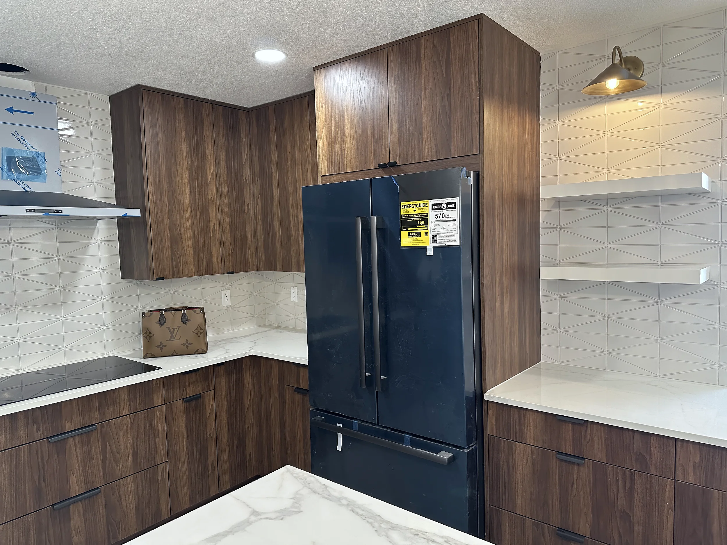 Kitchen corner with integrated fridge