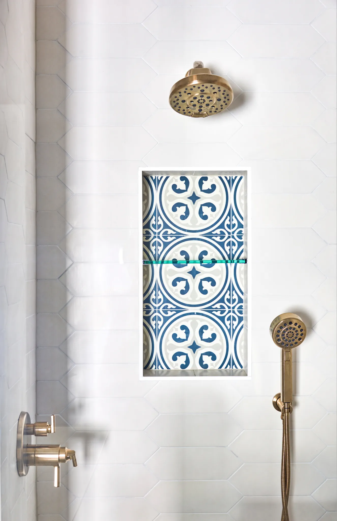 Shower tile and niche