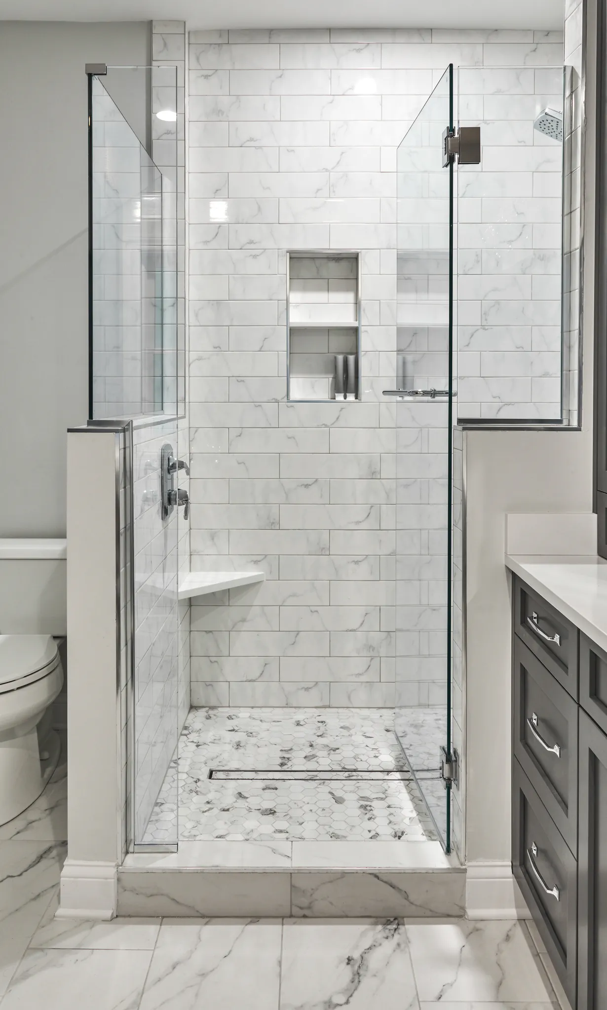 Walk-in shower with niche and bench